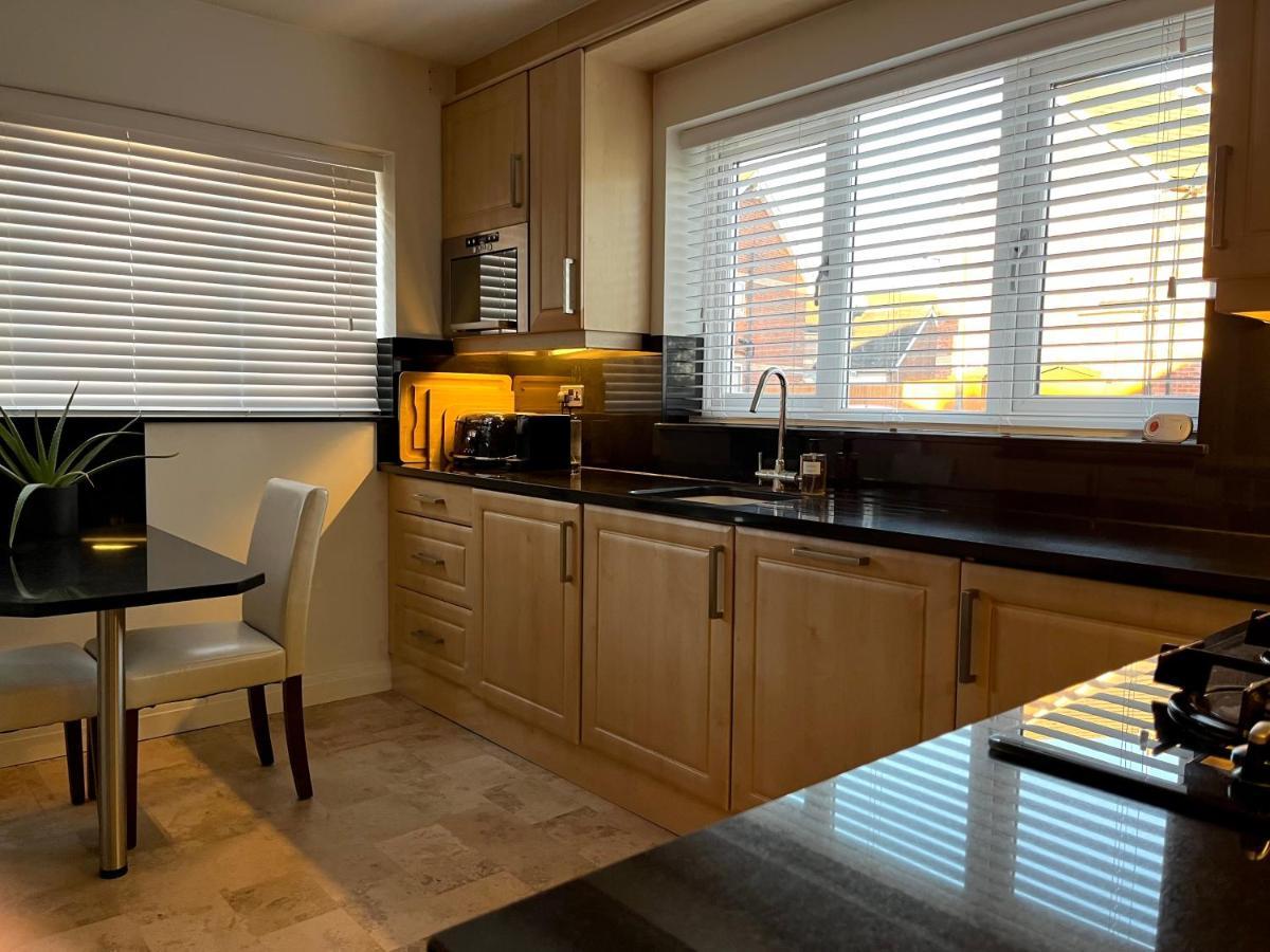 Stunning Beverley Bungalow W Fireplace, Private Parking, And Garden Eksteriør billede