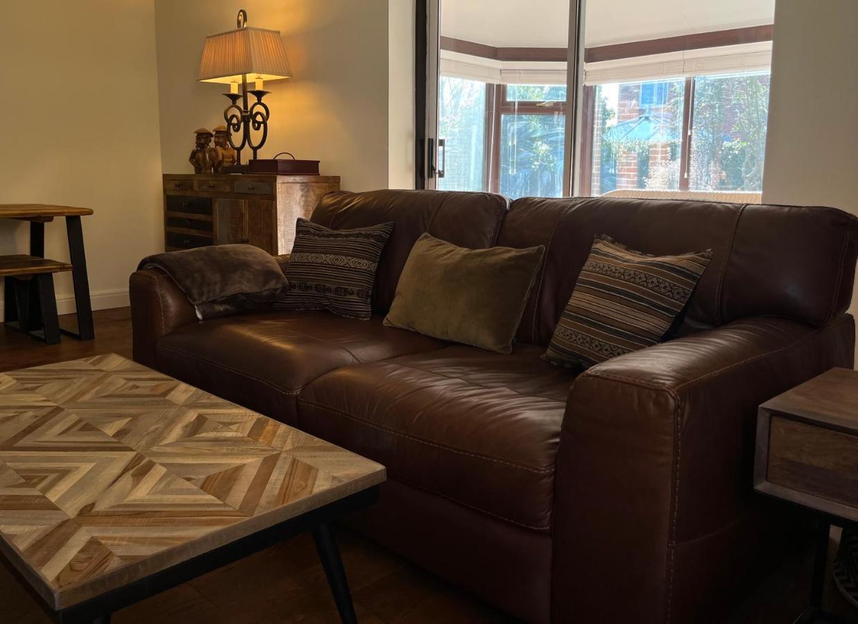 Stunning Beverley Bungalow W Fireplace, Private Parking, And Garden Eksteriør billede