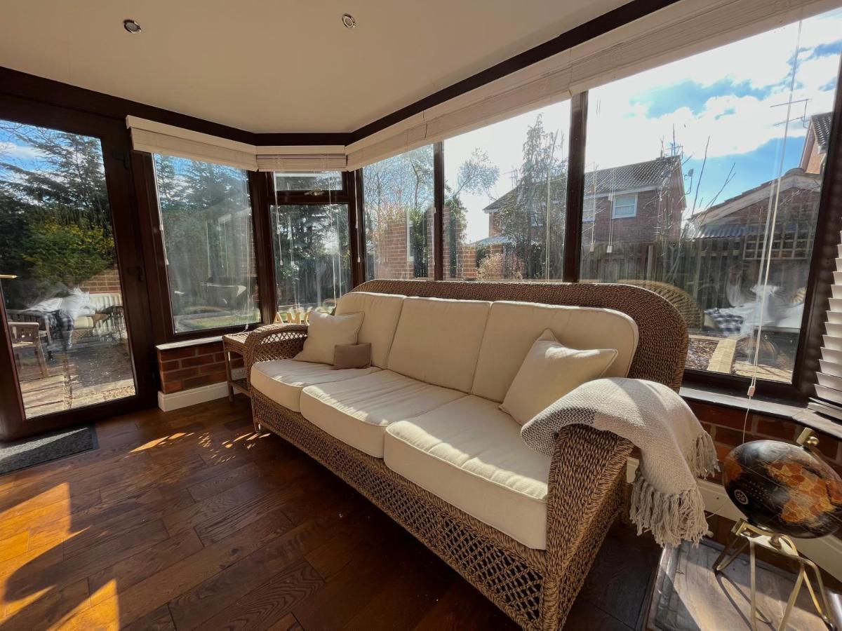 Stunning Beverley Bungalow W Fireplace, Private Parking, And Garden Eksteriør billede